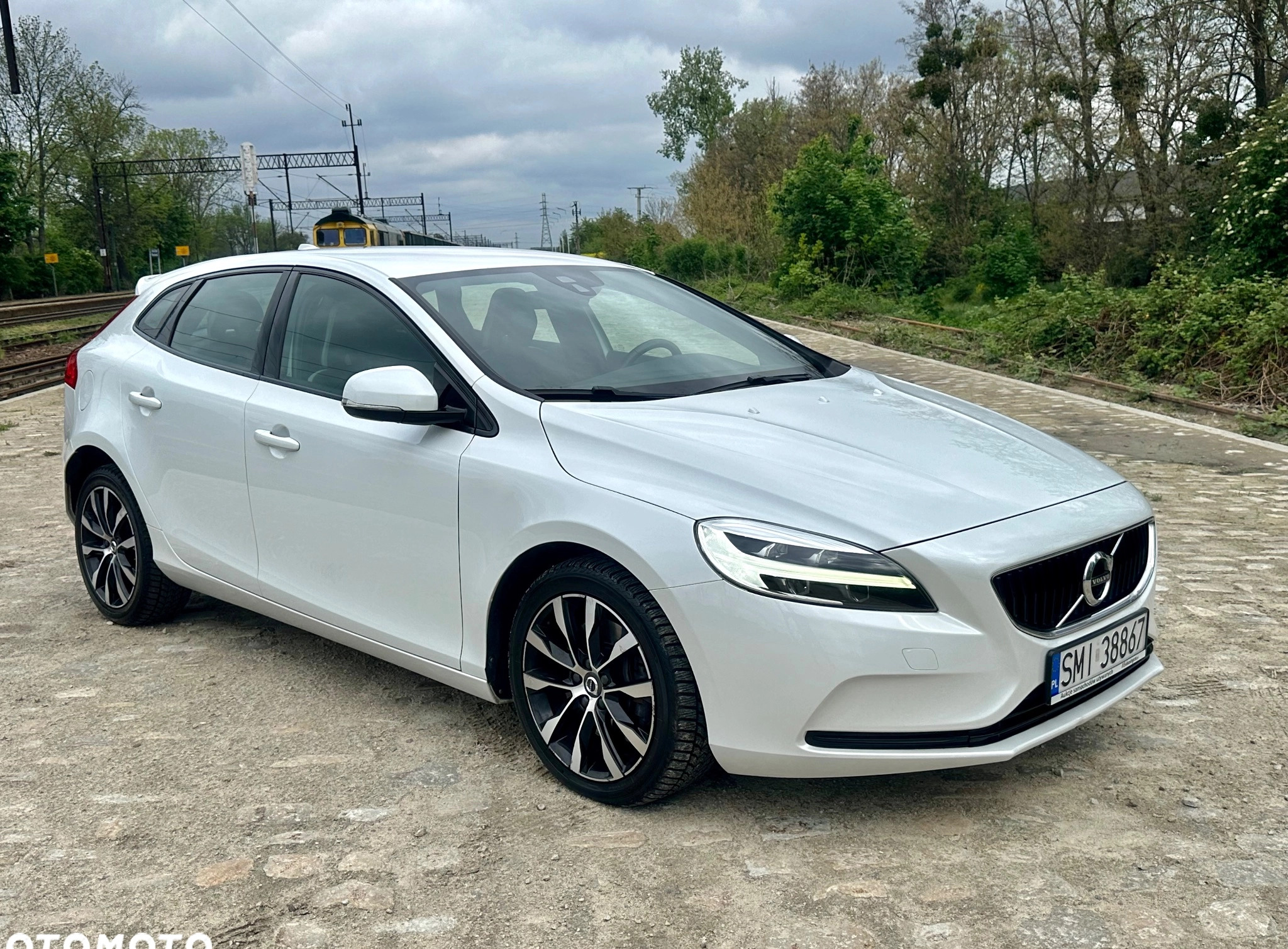 Volvo V40 cena 57800 przebieg: 230000, rok produkcji 2018 z Wrocław małe 781